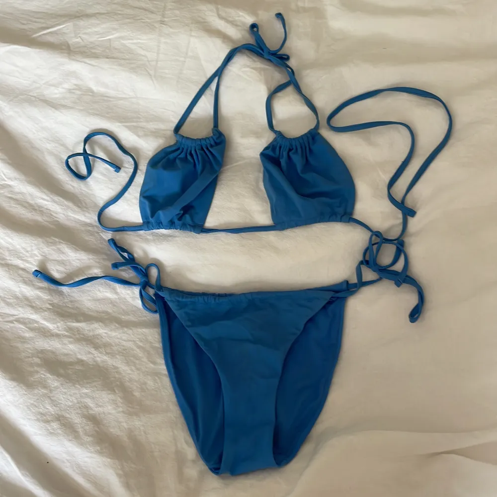 Bikini från Weekday inköpt 2021. Möjligtvis lite blekt, men fortfarande i väldigt fint skick. Säljer för 70kr! Kolla gärna mina andra annonser med bikinis 🥰. Övrigt.