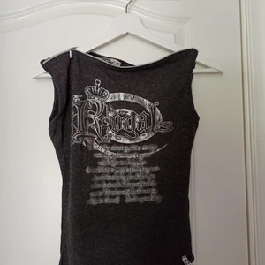 Tröja - Superfin tröja. Vet tyvärr inte vilken storlek men skulle säga en S, mörkgrå med silvriga detaljer. Gratis frakt✉️