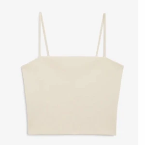 Linne - Ett snyggt oanvänt croppat linne från monki. Snygg beige färg som även är ribbat. Köpt för 100kr säljer för 45kr