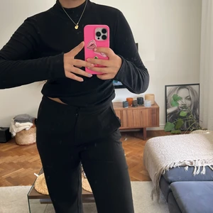 Långärmad svart tröja  - En långärmad svart tröja från lager157 helt oanvänd med lappen kvar! Ribbat tyg och lite högre i halsen! Strl M 🖤 