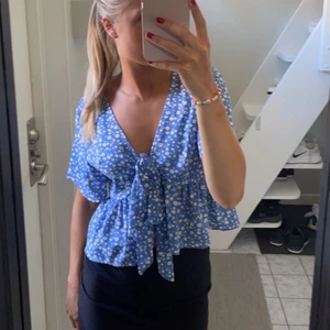 Blus - Jätte gullig blus. Har aldrig kommit till användning! 