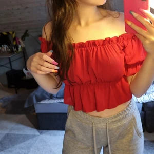 Off shoulder topp - En röd off shoulder topp som är köpt från shein. Den är i bra skick och sitter bra🌹❤ Toppen för 50kr + frakten för 30kr