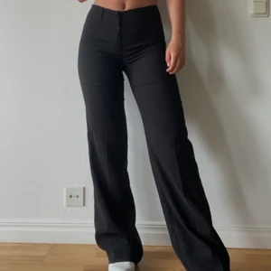 Svarta kostymbyxor - Snygga svarta kostymbyxor med fin passform. Säljer då de är lite långa för mig, är 163 för referens. Köparen står för frakten!