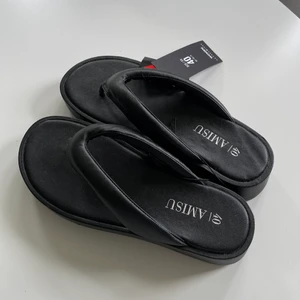 Sandaler/Tofflor - Helt nya oanvända skor från New Yorker. Köpta för två veckor sedan men dem har tyvärr inte kommit till användning💫😇