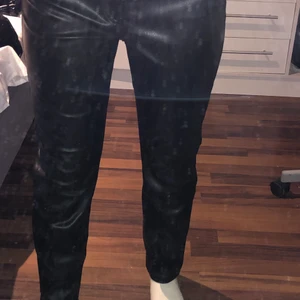 Lack byxor  - Lack byxor ifrån vero Moda i storlek m/32