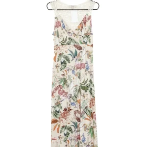 NY klänning - Helt NY och oanvänd klänning i sval och skön viskos med elastan för stretch - fantastiskt mjukt och väldigt härligt på varma sommardagar!  (nypris 999kr)