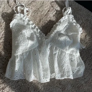 Topp - Säljer denna söta toppen i storlek S då den inte passar mig. Aldrig använd, buda privat💗