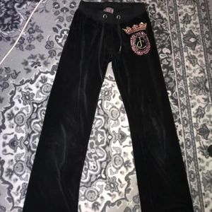 Juicy Couture Set Vintage - Säljer då detta det tillsammans, eller dm för separat. Men säljer för att jag växer ut både tröjan och byxorna och knappt används längre<3 DMa för mer frågor