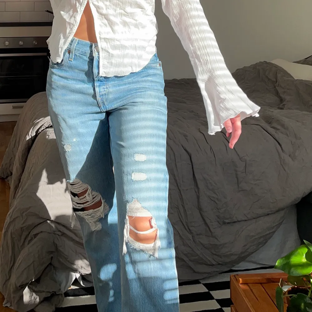 Ljusblå jeans från Levi’s med slitningar. Jättefint skick! Snygga och Sköna. Storlek 27/28. Jag är 160cm för referens. Fraktkostnad 66kr.. Jeans & Byxor.