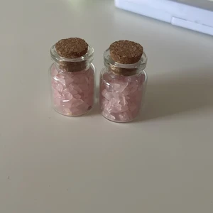 Kristaller i burk  - Säljer kristaller i burkar det finns rosenkvarts och oslipad clear quartz har två av varje i lager kan även sälja tomma burkar 25kr/styck vi kan prata om priset frakten ligger på 13-23kr 