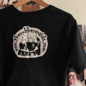 Croppad T-shirt med tryck - Croppad bekväm T-shirt med coolt tryck i storlek S/M. Köpt second hand men jag har aldrig använt tröjan själv