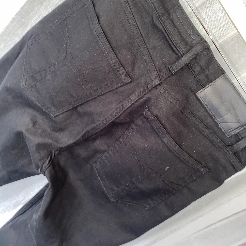 Säljer dessa svarta jeans från Tiger Of Sweden, strlk w29 l30, skinny fit. Säljer för 249kr, buda🧸🥰. Jeans & Byxor.