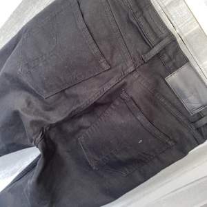 Säljer dessa svarta jeans från Tiger Of Sweden, strlk w29 l30, skinny fit. Säljer för 249kr, buda🧸🥰