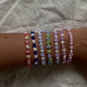 pärlsmycken  - Så vackra smycken, egengjorda såklart.💗 Går alltid att göras i andra färger och modeller det är bara att fråga. Blommor elr varannan pärla - 69kr, några blommor 59kr, endast pärlor - 35kr, körsbär - 45kr💗💗💗 13kr frakt❤️