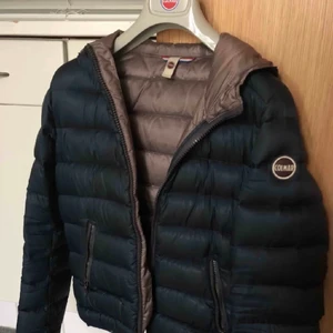 Colmar jacka  - Dunjacka colmar i fint skick. Italiensk storlek 40, svensk 34. Finns ett litet hål på ena sidan, syns på sista bilden. Säljs för 700kr. Köpare stor för frakt 🌸 