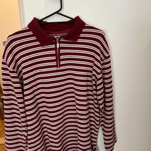 Röd Sweatshirt med liten dragkedja  - Storlek S men oversize skulle jag påstå. Märke oklart köpt på second hand. Säljer för 150kr. Frakt kostar extra. 