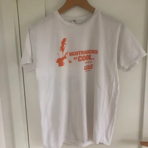 Vit tshirt med tryck - En vit t shirt med orange tryck med texten ”rauchen ist nicht cool”. Texten är på tyska och betyder ”röka är inte coolt. Tshirten är lite vintage och har ingen märkbar skada. Passformen är normal med lite mer äldre passform. 