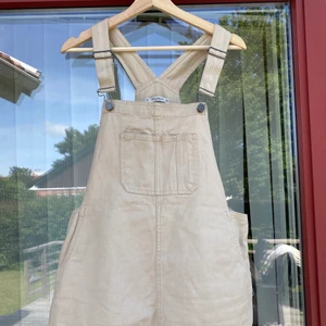 Jeansklänning stl 38 - En favorit från pull&bear stl 38 som tyvärr är lite för kort för mig. Beige fin färg! 