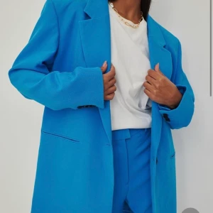 NA-KD Blazer! - Super härlig blazer från NA-KD. Andvänd 2 gånger men säljer tyvärr för den inte kommer till användning. Hör gärna av er 💞.        Storlek: S!          Nypris: 899kr.