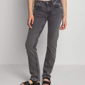 Svarta lågmidjade jeans från pepe jeans (första bilden är en annan färg men samma model) nypris 950kr skriv vid intresse💕