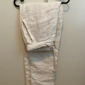 Linnebyxor - Vita linnebyxor från Zara. Storlek: EU 38 (S typ). Slutsålda i storleken på hemsidan. Använd en gång och är som nya.