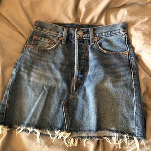Levi’s jeanskjol  - Fin jeanskjol från Levi’s som stängs med knappar, knappt använd! Storlek 24.