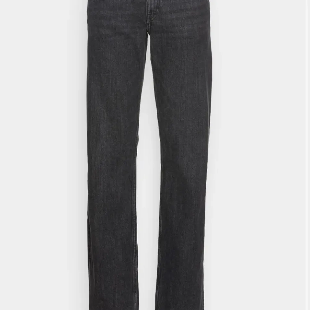 Säljer mina nya jeans i storlek 27/32 eftersom dem var förstora för mig. Helt nya jätte fina. Jeans & Byxor.