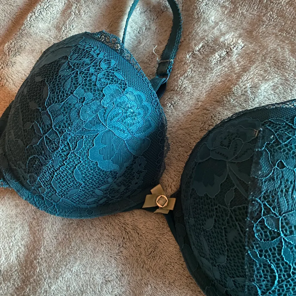 Skitsnygg bh från hunkemöller i en teal-färg (blågrön)🧡 Storlek 70D! Push up modell!! Nypris 349kr, säljer för 100kr + frakt! . Övrigt.