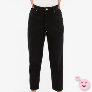 Jeans med svart tvätt  - Ett par jeans från Monki i modellen Taiki med svart tvätt, alltså inte de hel svarta på bilden utan de som är grå/svarta. (Se bild 3) i strl 27! Använda men i fint skick! 🖤🖤