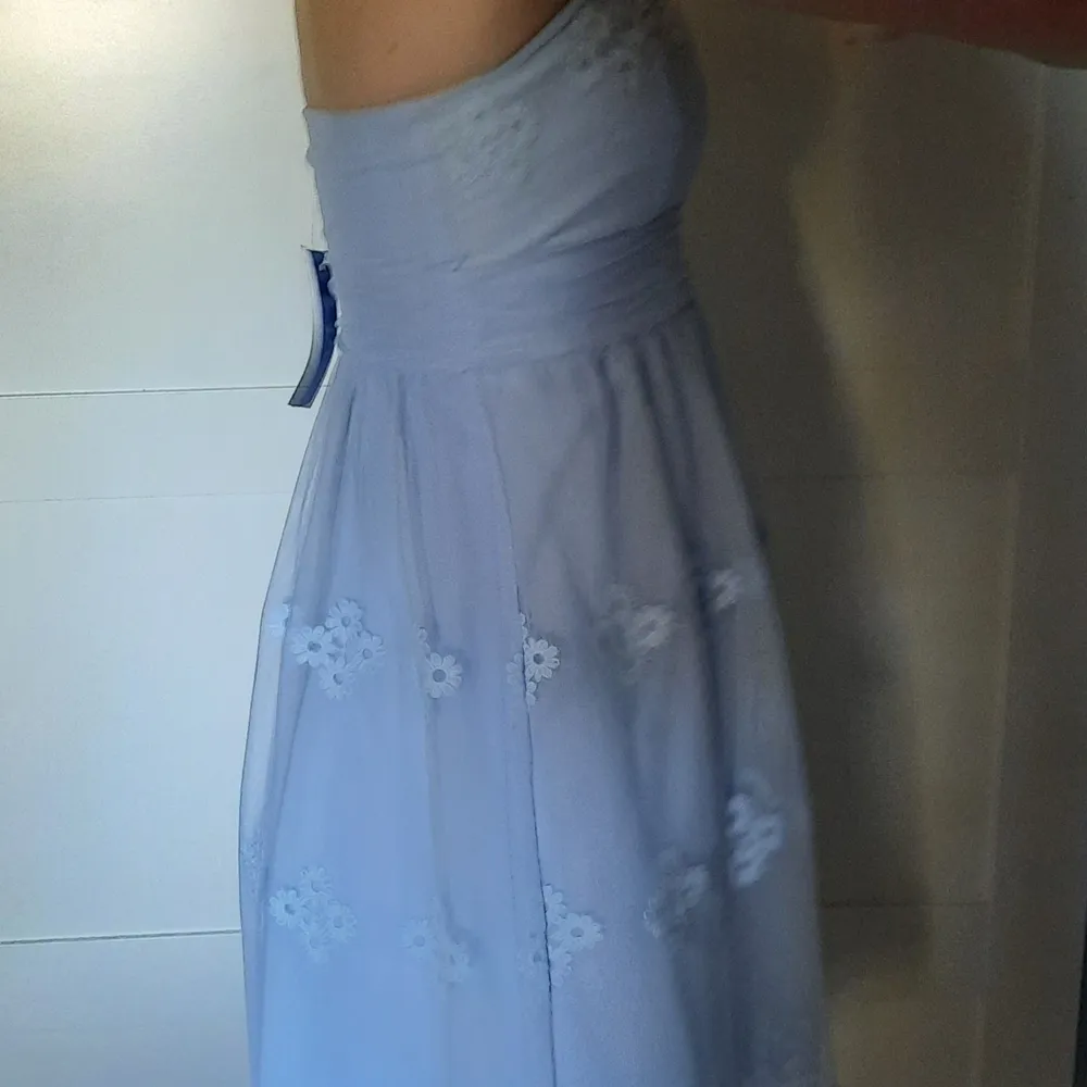 Blå somrig klänning utan band från Esprit.   Skicka ett meddelande för fler bilder <3. Klänningar.