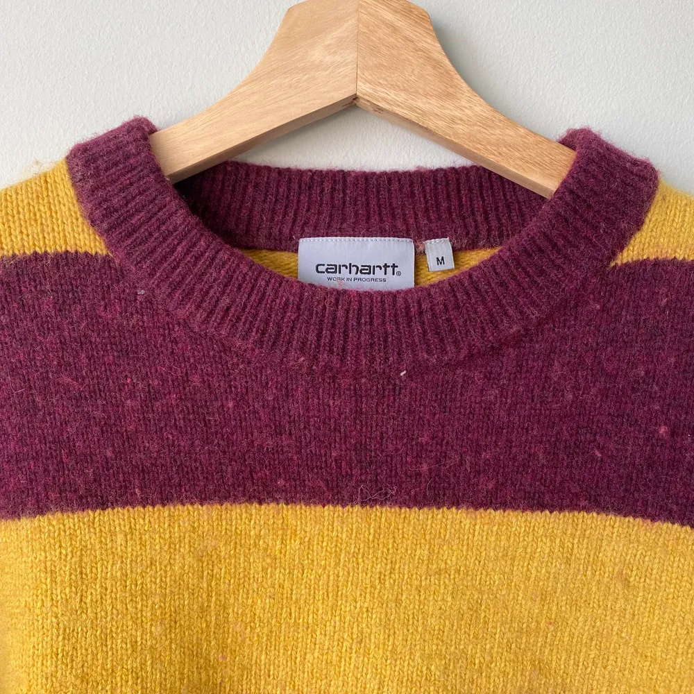💛🧡🤎 Skön randig sweater från carhartt, stickad i gult och vinrött. Köpt i vintras och inte väldigt använd. Passar en M/S. 🤎🧡💛. Stickat.