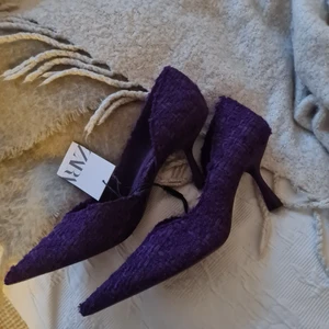 Zara lila oanvänd klacksko  - Helt nya lila klackskor, superfina men lite för små för mig!! 