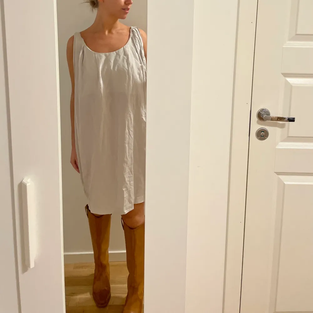 Kort ljusgrå klänning från Acne med Underbar rygg! Unik design. Superfint skick! Storlek uppskattas til S/M. Fraktkostnad 49kr.. Klänningar.