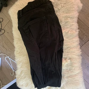 Svarta jeans  - Ett par svarta jeans. 