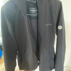 Sailracing jacka - Använd ngra ggr bara, har legat i min garderob i 6 mpnader nu och vill ej ha den längre därför säljer ja den för 500kr ny kostar 1300kr