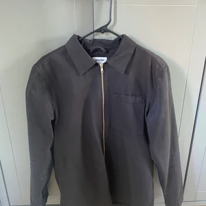 Svart overshirt från weekday  - En snygg svart overshirt från weekday i bra skick, storlek S 