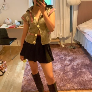 Virkad skitsnygg väst - Jättecool och unik virkad väst med snöflingor på. Väldigt snygg och sitter tight. Kliar dock inte alls, har känslig hud och den är mjuk och skön mot huden. Perfekt till hösten eller en kylig sommarkväll!💖