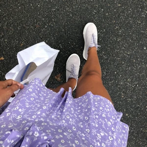 Lila Zara kjol - Populär lila kjol från Zara. Säljer då den inte kommer till använd längre. 