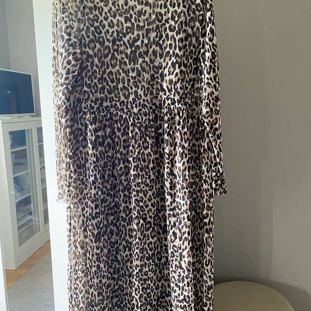 Transparent leo klänning från Lindex 🐆  Storlek XL  Material polyester  Inga hål eller fläckar.  Pris 250 kr 💰. Klänningar.