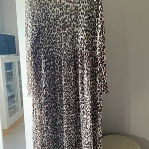 Transparent leo klänning från Lindex 🐆  Storlek XL  Material polyester  Inga hål eller fläckar.  Pris 250 kr 💰