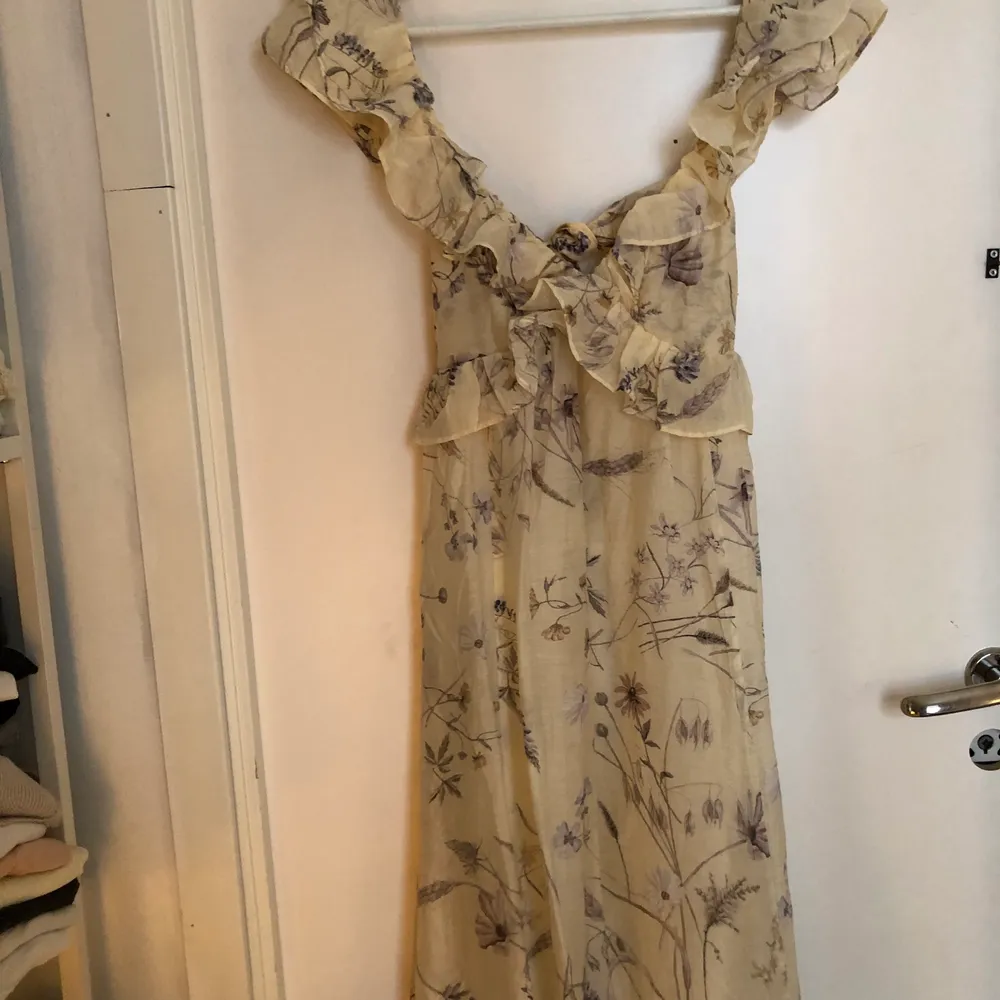 Jättefin klänning från hm, helt oanvänd, nypris 399 kr. Klänningar.