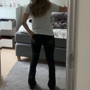 Jbl jeans med tjänar  - Säljer dessa shit snygga,  Lågmidjade jbl jeans med stjärnor på.Köptes för ett tag sedan men knappt använda. För flera frågor kom privat !