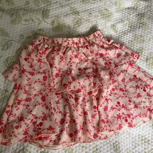 Vorlangkjol  - Söt blommig kjol från Shein storlek S. Aldrig använd, endast provad. 