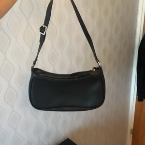 Väska - Väska från monki. Köpt för 200. Använd en gång.