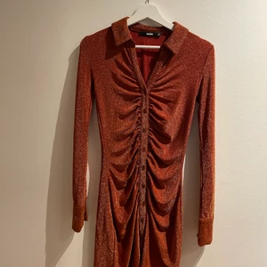 Bikbok klänning - Super fin klänning från bikbok, använd en gång så i nyskick🤍🤍