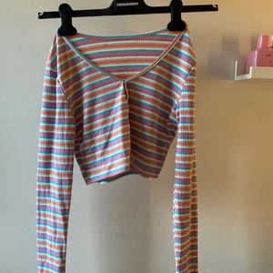 Långarmad randig topp - Jätte fin långarmad topp som jag är kär i färgerna nu till sommaren! Man sätter ihop den med knappar som ej syns på bilden :) 