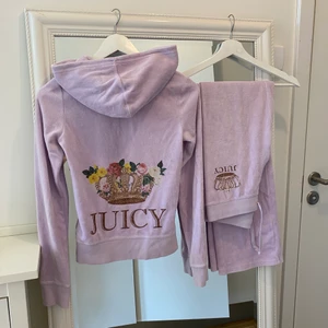 Juicy Couture mjukisdress - Äkta ljuslila Juicy Couture mjukisdress. Storlek XS. Nypris: 2200kr Säljer för 799kr + frakt 66kr.