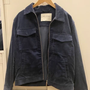 Blå Manchester jacka  - Säljer min blå manchester jacka då den inte kommer till användning. Använt endast fåtal gånger. 