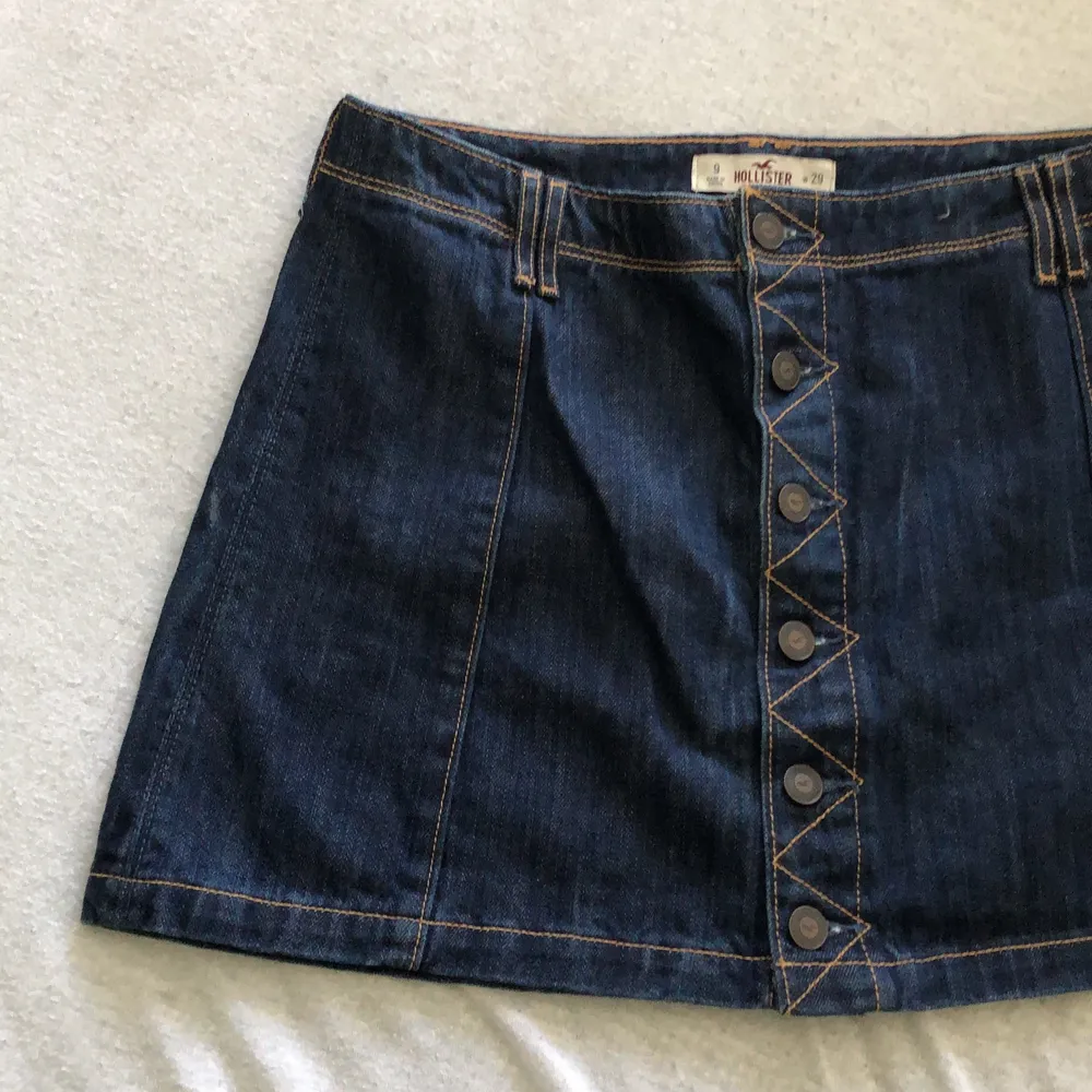 Jeans kjol från hollister i storlek 9, skulle säga att den passar M. Den har även lite mer ”stretch” i midjan. Helt oanvänd!. Kjolar.