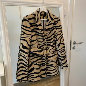 Zebra kavaj - Beige/svart zebra kavaj med avtagbart skärp ifrån Gina Tricot. Superfint skick! Storlek 34.  Pris: 250kr + frakt 66kr.